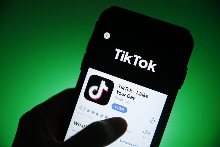 Tiktok Retro Fashion Videos Go Viral, Classic Style Returns 